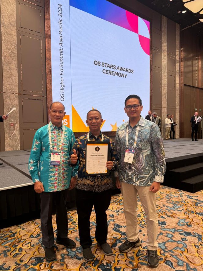 
					Rektor UIR Syafrinaldi bersama Ketua Umum YLPI Nurman dan Direktur DPPM Arbi Haza Nasution usai menerima sertifikat QS Bintang 3 di Galaxy International Convention Centre, Macau.