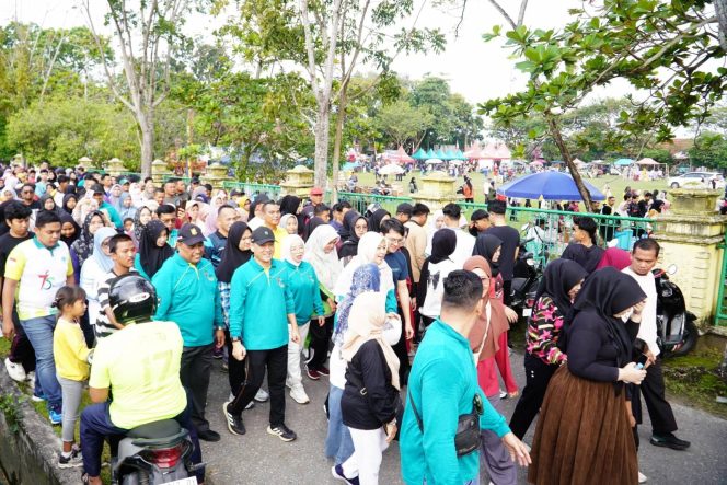 
					Sempena HUT Kampar -75 Ribuan Masyarakat Padati Lapangan Pelajar untuk Dapatkan 4 Unit Sepeda Motor dan Ratusan Doorprize Menarik Lainnya