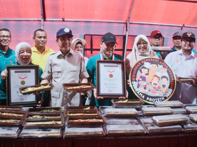 
					Hari Jadi Kampar Ke-75 Pemda Kampar Pecahkan Rekor Muri 1. 373 Sajian Gulai Ikan Salai Patin