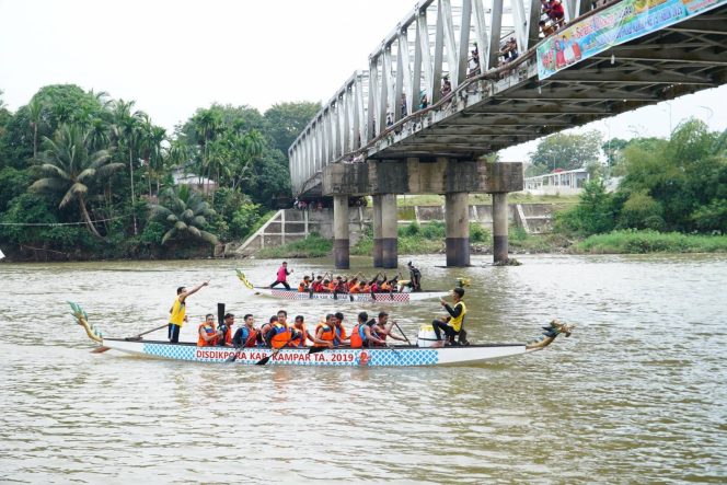 
					Pacu Sampan Tepian Sungai Kampar Rangkaian Semarak Hari Jadi Ke-75 Kabupaten Kampar Tahun 2025 : Perlombaan di 6 Race dengan 18 Grup Berlangsung Seru