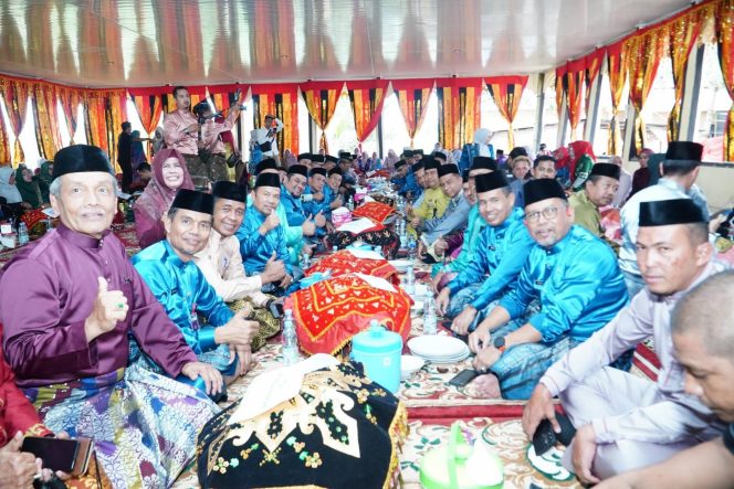 
					Puncak HUT ke 75 Kabupaten Kampar, Pj Bupati Kampar dan Para Ninik Mamak Duduk Baselo di Balai Adat diate Lapiok Nan Takombang