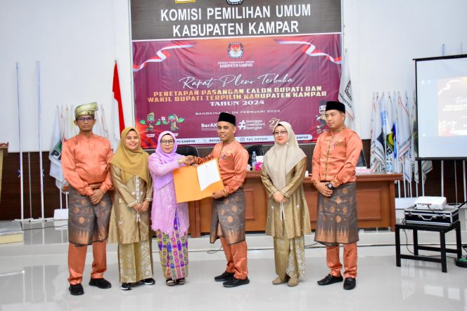 
					Kado Hari Jadi ke 75 Kabupaten Kampar, Pleno Terbuka KPU Kampar Tetapkan Bupati/Wakil Bupati Kampar 2025-2030 Ahmad Yuzar dan Misharti