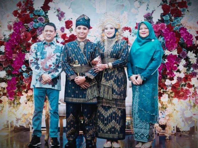 
					Pj Bupati Kampar Dan Ketua TP-PKK Hadiri Resepsi Pernikahan Azizul & Yuke Thaliya Shandra   