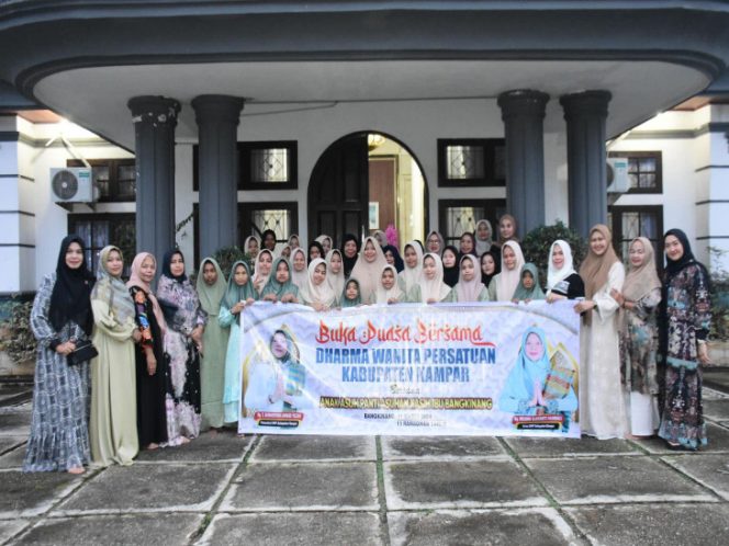 
					Ketua DWP Kampar Ricana Djayanti Hambali Buka Bersama dengan Anak Yatim 