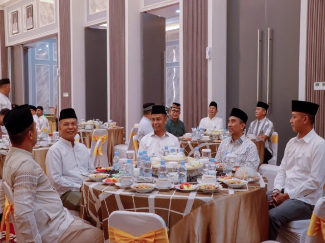 
					Bupati Kampar Ahmad Yuzar Jamu Danrem 031/Wira Bima Buka Puasa Bersama di Balai Bupati Kampar