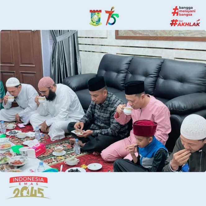 
					Bupati Kampar Ahmad Yuzar dan Sekda Kampar Buka Barsama dengan Iman dari Mesir di Rumdis Sekda