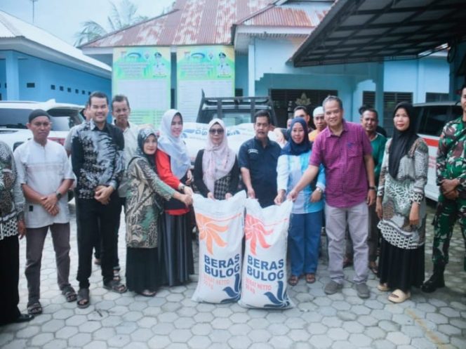 
					Wabup Kampar Serahkan Bantuan 2 Ton Beras Untuk Korban Banjir Kampung Pinang
