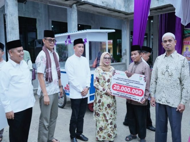 
					Safari Ramadhan di Tarai Bangun, Wakil Bupati Serahkan Berbagai Bantuan Untuk Masyarakat   