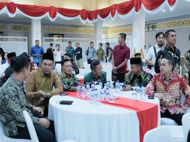 
					Bupati Kampar Ahmad Yuzar Hadiri Kenal Pamit Kapolda Riau di Balai Serindit Gedung Daerah Riau   