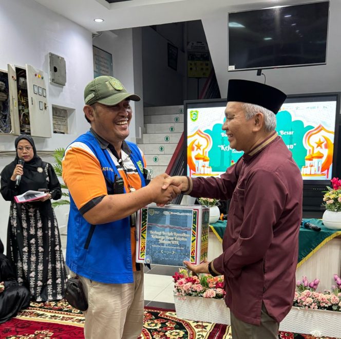 
					Dekan Fakultas Hukum UIR Dr Musa Serahkan Bantuan Sembako Dosen ke PHL Pintu Kampus