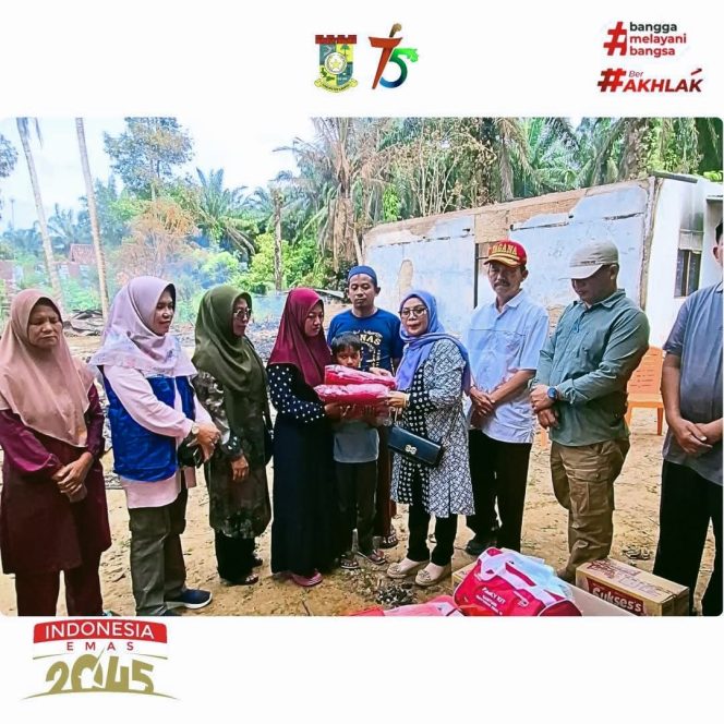 
					Wabup Kampar Gercep Serahkan Bantuan untuk Korban Kebakaran di Desa Kinantan   