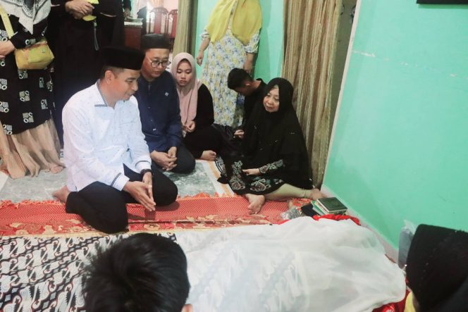 
					Bupati Kampar Ahmad Yuzar Melayat ke Rumah Duka Alm. Sukarman Ucapkan Turut Berduka Cita