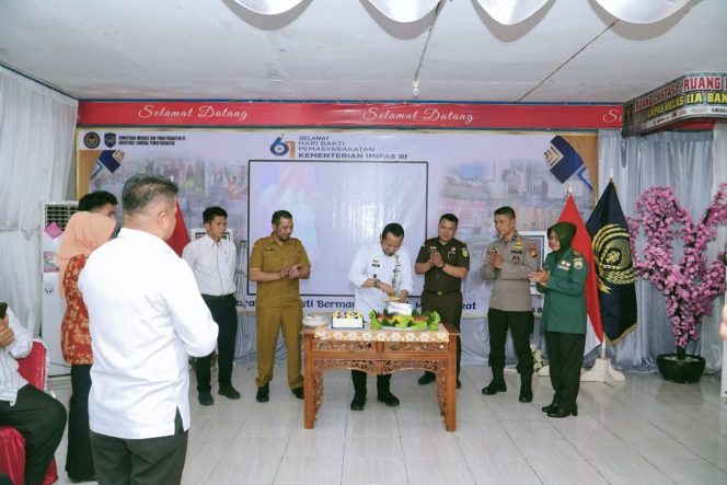 
					Bupati Kampar Terima Penghargaan pada Hari Bakti Kemasyarakatan Kementerian IMIPAS RI Ke-61