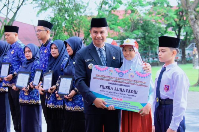 
					Bupati Kampar Ahmad Yuzar Pembina Upacara Hardiknas Tahun 2025   