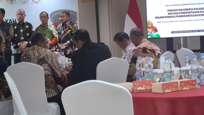 
					Hari Ini Gubenur, Pimpinan DPRD, Bupati Kampar dan OPD Ikuti Rakor Bersama KPK
