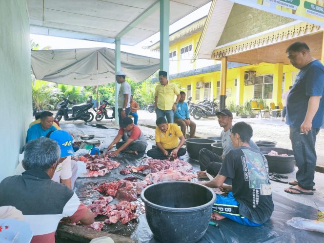 
					Momentum Hari Raya Idul Adha 1446 H, DPD Golkar Kampar Potong 1 Ekor Kerbau