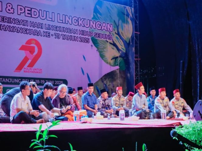 
					Bupati Kampar Bersama Masyarakat Tanjung Belit Nikmati Tausiah UAS Sambil Muhasabah Pada Puncak Malam Bakti Religi.