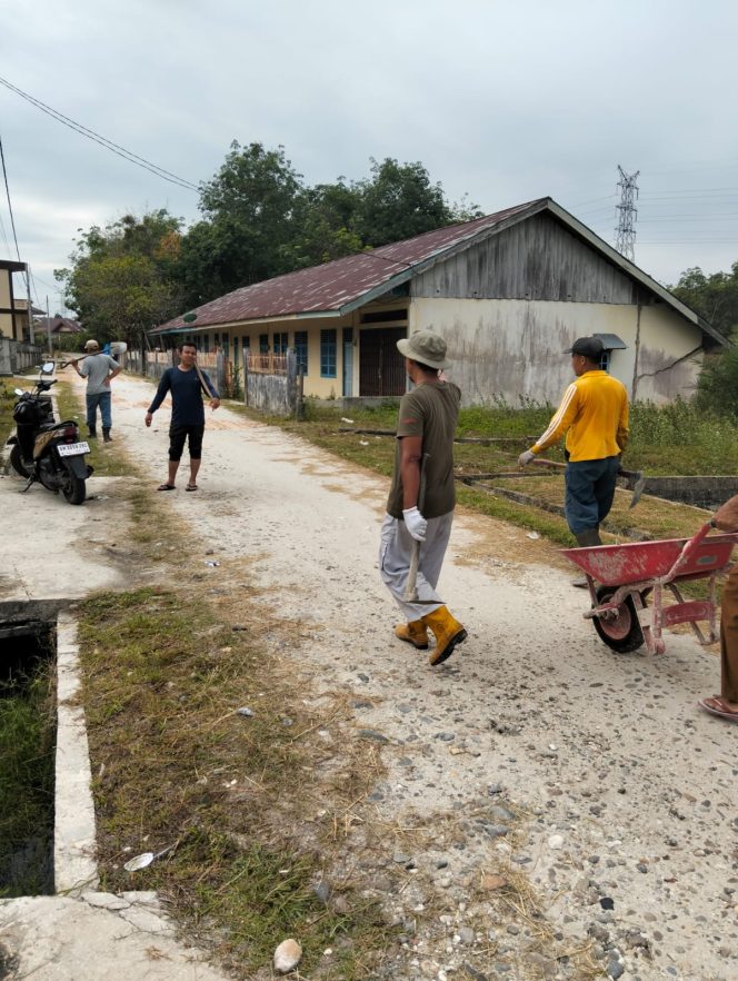 
					Warga Desa Salo Gelar Gotong Royong Massal: Pacu Pembangunan dan Pererat Silaturahmi