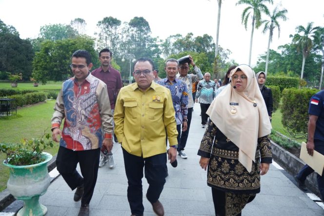 
					Usai Usulkan KSPN Kawasan Istana Siak, ‎Hendry Munief Ajak Komisi VII DPR-RI Kunker ke Siak
