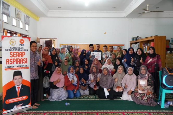 
					Hendry Munief Keliling Siak, Serap Aspirasi dan Serahkan Beasiswa, NIB dan Sertifikat Halal