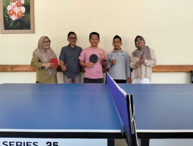 
					Hari Kedua Turnamen RSUD Bangkinang, Plt Direktur Turun Bertanding dan Menang di Arena Tenis Meja