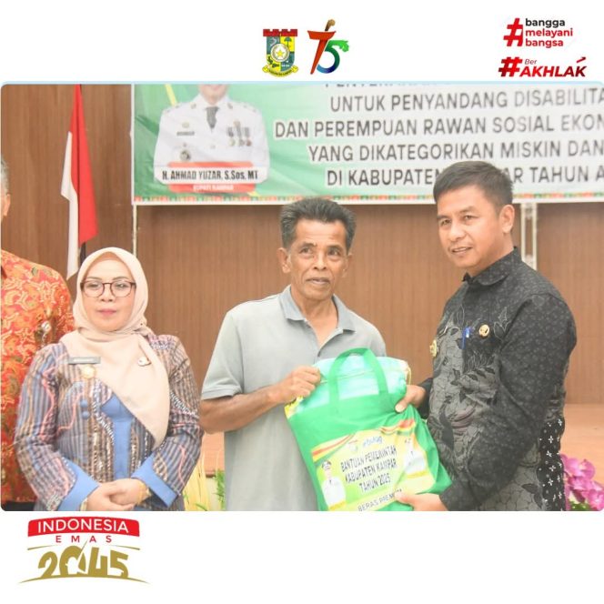 
					Bupati Kampar Ahmad Yuzar Berikan Simbolis Bantuan Sosial Beras TA 2025 di Kabupaten Kampar   