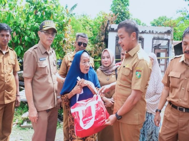 
					Bupati Kampar Ahmad Yuzar Kunjungi Korban Kebakaran Desa Pasir Sialang, Pemda Kampar Akan Beri Bantuan Pembangunan Rumah Layak Huni