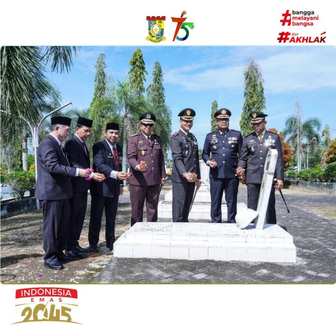 
					Asisten I Setda Kampar Hadiri Ziarah Nasional HUT Ke-80 TNI di TMP Kusuma Eka Bakti Bangkinang