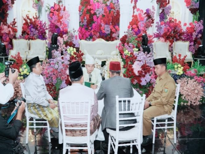 
					Bupati Kampar Ahmad Yuzar Sebagai Saksi Nikah Alda Aprila dan Ihsan Rabbani   