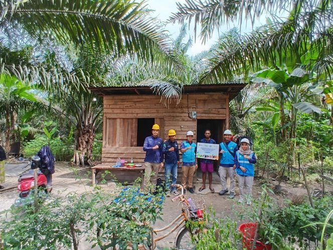 
					PLN UP3 Bangkinang Hadirkan Terang bagi 10 Keluarga Kurang Mampu di Kabupaten Kampar dan Rokan Hulu pada Momentum Hari Listrik Nasional ke-80