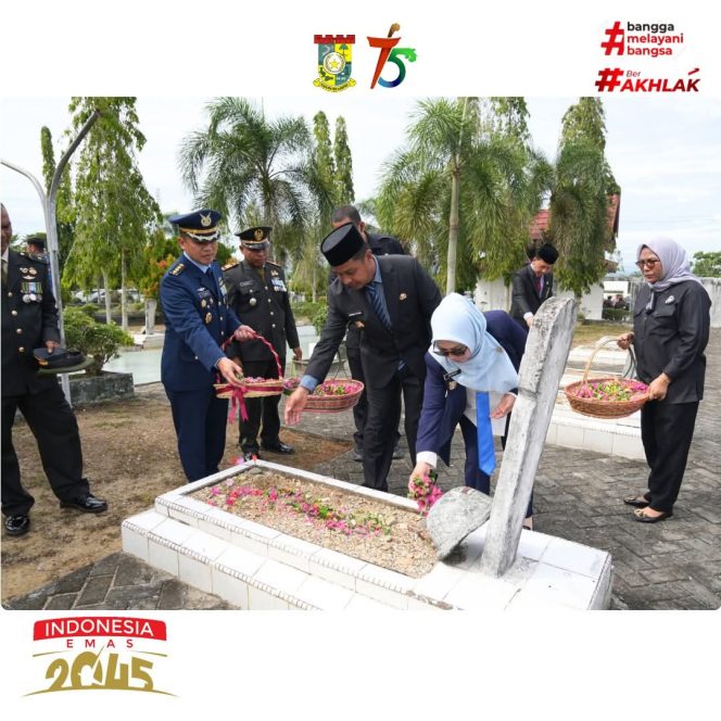 
					Bupati dan Wakil Bupati Kampar Lakukan Upacara dan Tabur Bunga Menghormati Jasa Pahlawan di Taman Makam Pahlawan Kusuma Eka Bakti.