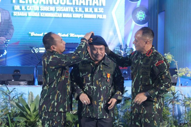 
					Mantan Bupati Kampar Catur Sugeng Susanto Resmi Menjadi Warga Kehormatan Brimob