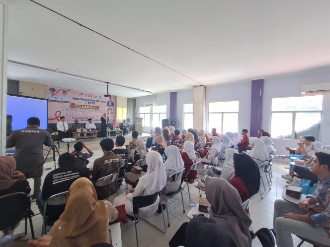 
					KPA Kampar Peringati Hari HIV-AIDS Sedunia, Gelar Sosialisasi di Universitas Pahlawan dan Bagikan Stiker Edukasi