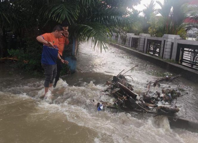 
					Intensitas Hujan Tinggi Hitungan Jam Air Meluap, Tim BPBD Kampar Turun Pantau Kondisi dan Imbau Masyarakat Agar Waspada