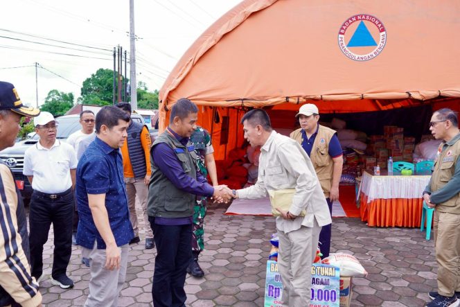 
					Bupati Kampar Ahmad Yuzar Serahkan Bantuan Bencana untuk Korban Banjir dan Longsor di Kabupaten Agam