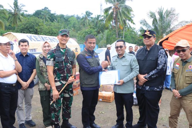 
					Serahkan Bantuan Bencana ke Tanah Datar, Bupati dan Wabup Sambut Hangat Kehadiran Bupati Kampar Ahmad Yuzar