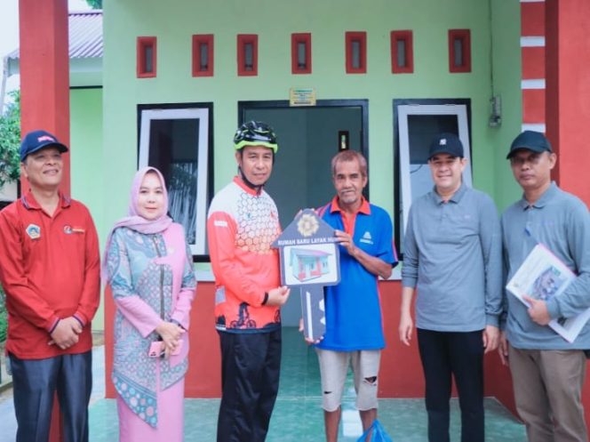 
					Bupati Kampar Ahmad Yuzar Serahkan Lansung Kunci Rumah Layak Huni Kepada Masyarakat Miskin Bangkinang Kota Bangkinang