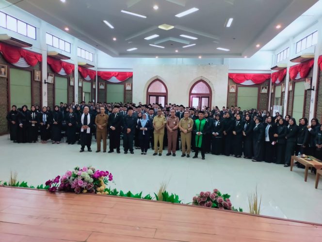 
					Wabup Kampar Misharti Lantik Kepsek dan Pejabat Fungsional di Lingkungan Pemkab Kampar.