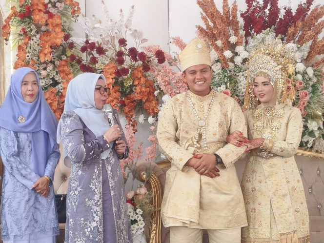 
					Hadiri Resepsi Pernikahan M. Riyad dan Ella di Desa Kuok, Wakil Bupati Kampar Dr. H. Misharti ;   Jadi Keluarga Sakinah, Mawaddah dan Warahmah.