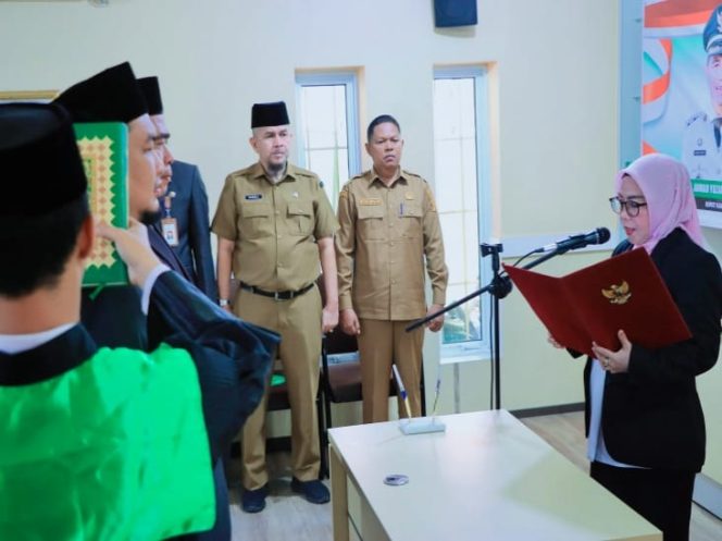 
					Bupati Kampar diwakili Wabup Dr. Misharti Lantik dan Ambil Sumpah Dua Pejabat Administrator Pemkab Kampar.