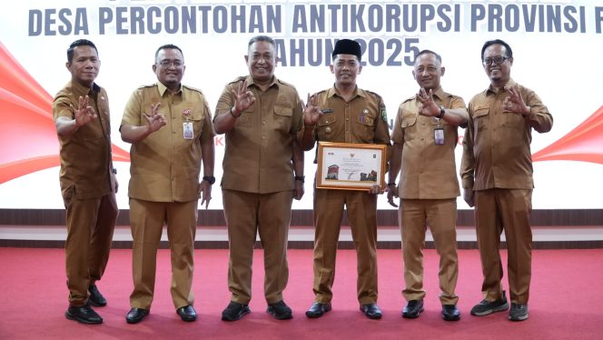 
					Di Dampingi Bupati Anton Terima Penghargaan, Kades di Rokan Hulu Ini Dapat Tiket Umroh Gratis dari Pemprov