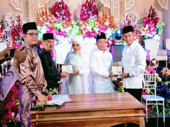 
					Bupati Kampar Ahmad Yuzar Hadiri Sekaligus Jadi Saksi Pernikahan Rani Septia Asafani & Risko Dello, S.H., M.H.