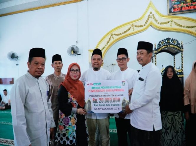 
					Safari Ramadhan di Bukit Kemuning, Wabup Kampar Serahkan Bantuan dan Untuk Masjid Baitul Muttaqin Rp20 Juta.