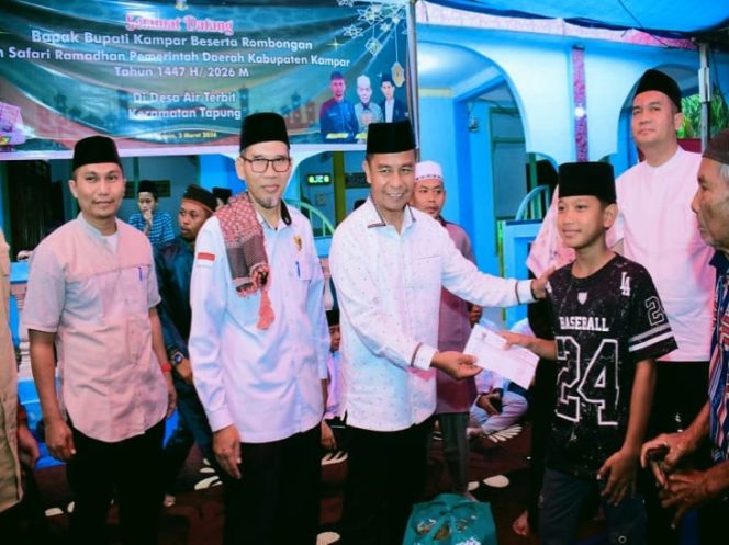 
					Bupati Kampar Pimpin Safari Ramadhan di Air Terbit, Salurkan Bantuan untuk Masjid dan Masyarakat.