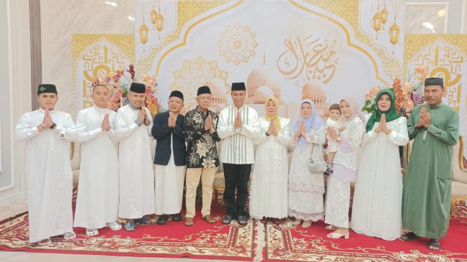 
					Bupati Kampar Ahmad Yuzar dan Keluarga Sambut Hangat Tamu Silaturahmi Idul Fitri 1447 H