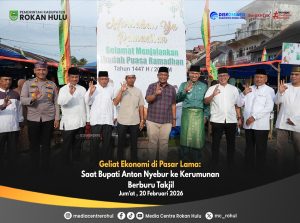 Geliat Ekonomi di Pasar Lama: Saat Bupati Anton Nyebur ke Kerumunan Berburu Takjil.