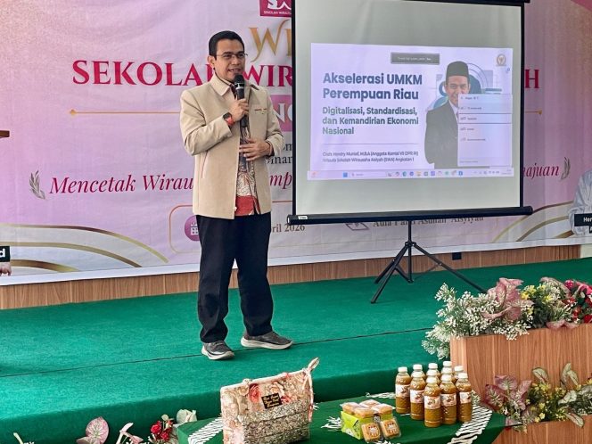 
					Saat Wisuda Sekolah Wirausaha Aisyiyah Riau, Hendry Munief Sebut Perempuan Berpotensi Gerakkan UMKM
