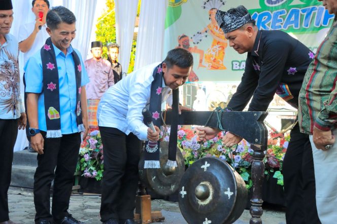 
					Sektor Pariwisata dan Kebudayaan, Bupati Kampar Apresiasi Masyarakat Lipat Kain Melestarikan Adat dan Budaya Kampar.