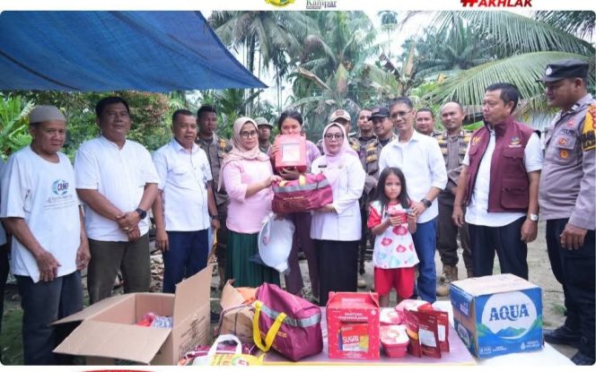 
					Wabup Kampar Misharti Salurkan Bantuan Untuk Keluarga Korban Kebakaran di Desa Pangkalan Baru