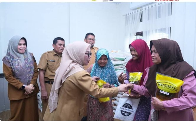 
					Wabup Kampar Serahkan Bantuan Sembako dari Badan Pangan Nasional di Kampar Utara